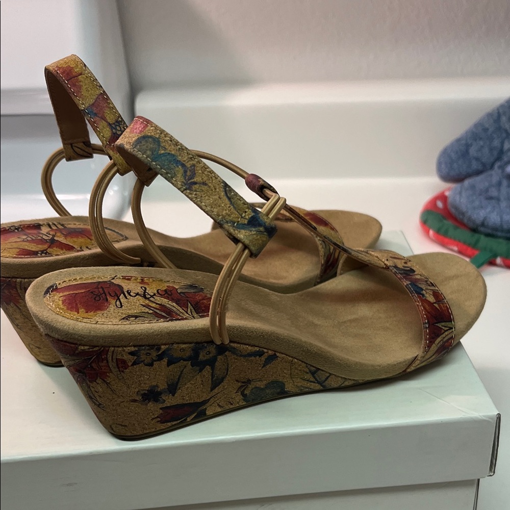 2&1/2 cork wedge sandals with mobile elastic strap for comfort Size 7&1/2 M - Picture 2 of 14